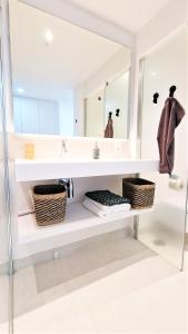 福恩吉罗拉AA Guest - Luxury Paradise Eco Apartment Higueron的浴室设有白色的架子和镜子