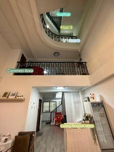 合艾Kong Khong Homestay的大楼内带楼梯的房间的景色