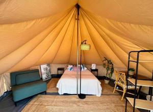 圣港Porto Santo Destination的帐篷内一间卧室,配有一张床