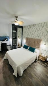 多列毛利诺斯Bajondillo Beach Cozy Inns的卧室配有带蓝色枕头的大型白色床