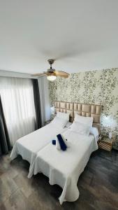 多列毛利诺斯Bajondillo Beach Cozy Inns的一间卧室配有两张带白色床单的床