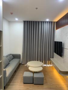 Bảo ThapChung cư cao cấp Ecopack đẳng cấp 5 sao的客厅配有沙发和桌子