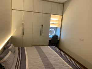 Bảo ThapChung cư cao cấp Ecopack đẳng cấp 5 sao的一间卧室配有一张床和白色橱柜