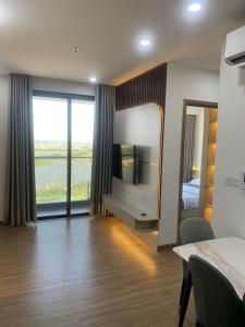 Bảo ThapChung cư cao cấp Ecopack đẳng cấp 5 sao的酒店客房设有大镜子和大窗户
