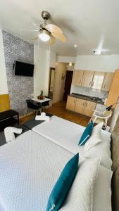 多列毛利诺斯坎迪索尔舒适公寓式酒店的卧室配有带蓝色枕头的大型白色床
