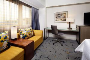 洛杉矶Sheraton Gateway Los Angeles Hotel的酒店客房配有书桌和床。