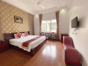 Thái BìnhKhách Sạn Kim Cương Thái Bình的配有一张床和一把椅子的酒店客房