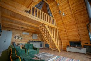 ElmalıkAronia Bungalow的客厅设有木天花板和楼梯