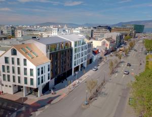 雷克雅未克Hótel Reykjavík Saga的城市街道的空中景观和建筑