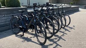 米德尔堡米德尔斯堡酒店的停在墙上的一排自行车