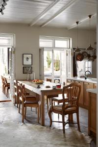 Nieu-BethesdaMukti的厨房配有大型木桌和椅子