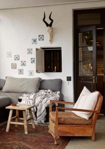 Nieu-BethesdaMukti的客厅配有沙发和桌子