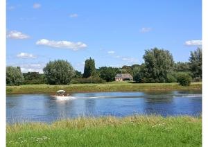 EpseThe nicest farmhouse in Holland!的河上的人