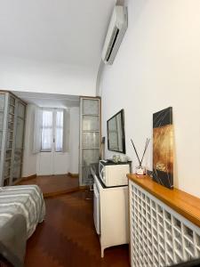 罗马Popolo Dream Suites - Luxury Rooms的一间卧室配有床和微波炉