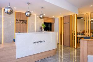 安塔利亚DIAMOND luxury Hotel的大堂的前台,设有餐厅