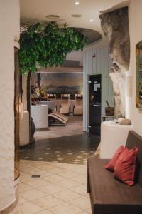 茵特斯托德波普哥特奇妙酒店的一间带桌子和植物的客厅