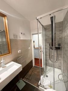 罗马Popolo Dream Suites - Luxury Rooms的带淋浴和盥洗盆的浴室