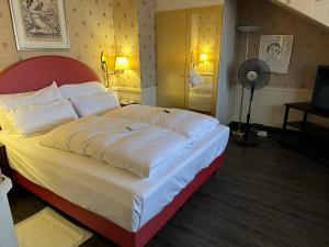 伯尔尼Boutique Hotel Belle Epoque的卧室配有带白色枕头的大床