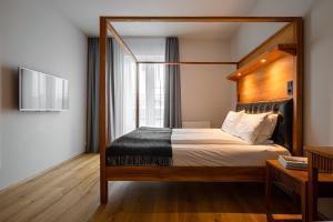 雷克雅未克Hotel Von的一间卧室设有天蓬床和窗户。