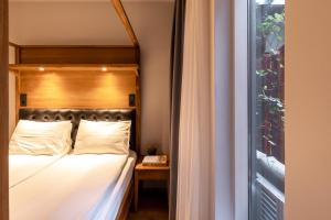 雷克雅未克Hotel Von的靠窗的一张带木制床头板的床