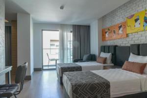 安塔利亚Laren Sea Side Hotel Spa的酒店客房设有两张床和一个阳台。