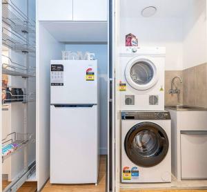 墨尔本Calming Urban Oasis的厨房配有冰箱和洗衣机。