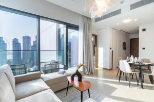 迪拜Welcome Home Apartments - VIDA Marina - Full Marina view - High Floor的客厅配有沙发和桌子