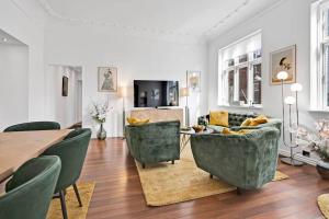 奥胡斯The Modern Breakaway in Aarhus的客厅配有桌椅和沙发