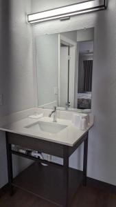 纳舒厄纳舒厄6号汽车旅馆的一间带水槽和大镜子的浴室