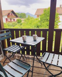 卑尔根Bayern Lodge Bergen的美景门廊上的一张桌子和两把椅子