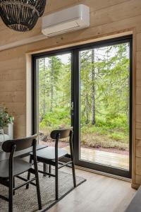 萨伦Mysig liten stuga perfekt för par eller liten familj的客房设有桌椅和大窗户。