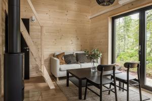 萨伦Mysig liten stuga perfekt för par eller liten familj的客厅配有沙发和桌子