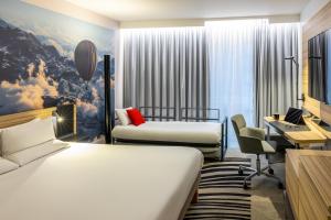 利兹诺富特利兹中心酒店的酒店客房配有两张床和一张书桌