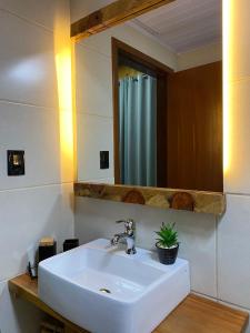 坎巴拉Hospedaria Cambará的浴室设有白色水槽和镜子