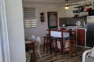 库莱布拉Casa LOLO on hills of Culebra的一间厨房,内设一个柜台和凳子