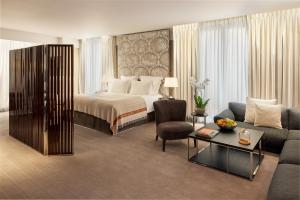 伦敦Bvlgari Hotel London的酒店客房,配有床和沙发
