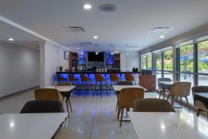 塔拉哈西TRYP by Wyndham Tallahassee North I-10 Capital Circle的一间带桌椅的餐厅和一间酒吧