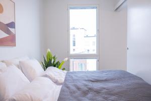 罗瓦涅米Snowflake Suites I的白色的卧室设有床和窗户