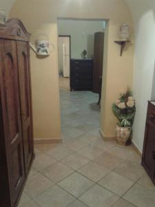 奥斯图尼villa ottocento的一间厨房的走廊,铺有瓷砖地板