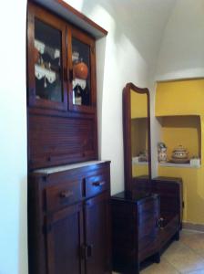 奥斯图尼villa ottocento的一个带镜子的房间里的大型木柜