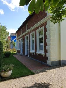 奥尔登堡Gartenblick的砖屋,设有白色窗户和庭院