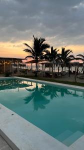 索里托斯Costa Nueva的一座棕榈树环绕的大型游泳池