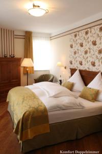 巴德克洛斯特尔劳斯尼茨匹尔萨酒店的一间卧室设有一张大床和一个窗户。
