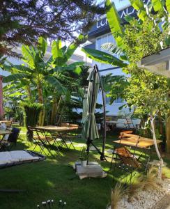 阿拉恰特Luna Alacati的庭院配有遮阳伞和桌椅。