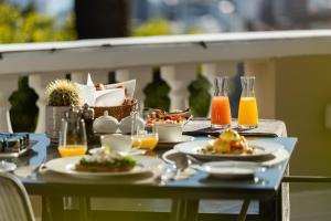 开普敦埃勒曼楼酒店的餐桌,带食物和橙汁盘