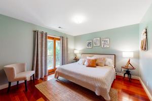 麦金利维尔Emerald Acres的卧室配有床、椅子和窗户。