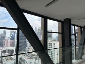 吉隆坡Crystal Suites at Axon Residence near Pavilion的享有城市美景的办公楼