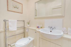 伊斯特布恩Tiger Inn - Catherine的白色的浴室设有水槽和卫生间。