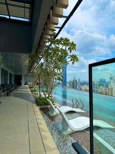吉隆坡Crystal Suites at Axon Residence near Pavilion的一座建筑中享有水景的酒店