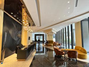 吉隆坡Crystal Suites at Axon Residence near Pavilion的大厅,带桌椅的建筑